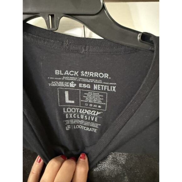 Black Mirror Size Large Men's Graphic T-Shirt Loot Crate Exclusive Netflix NEW - Picture 4 of 5